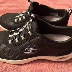Skechers Black and Purple Athletic Shoes. Arch fit. Size 6. NWOT